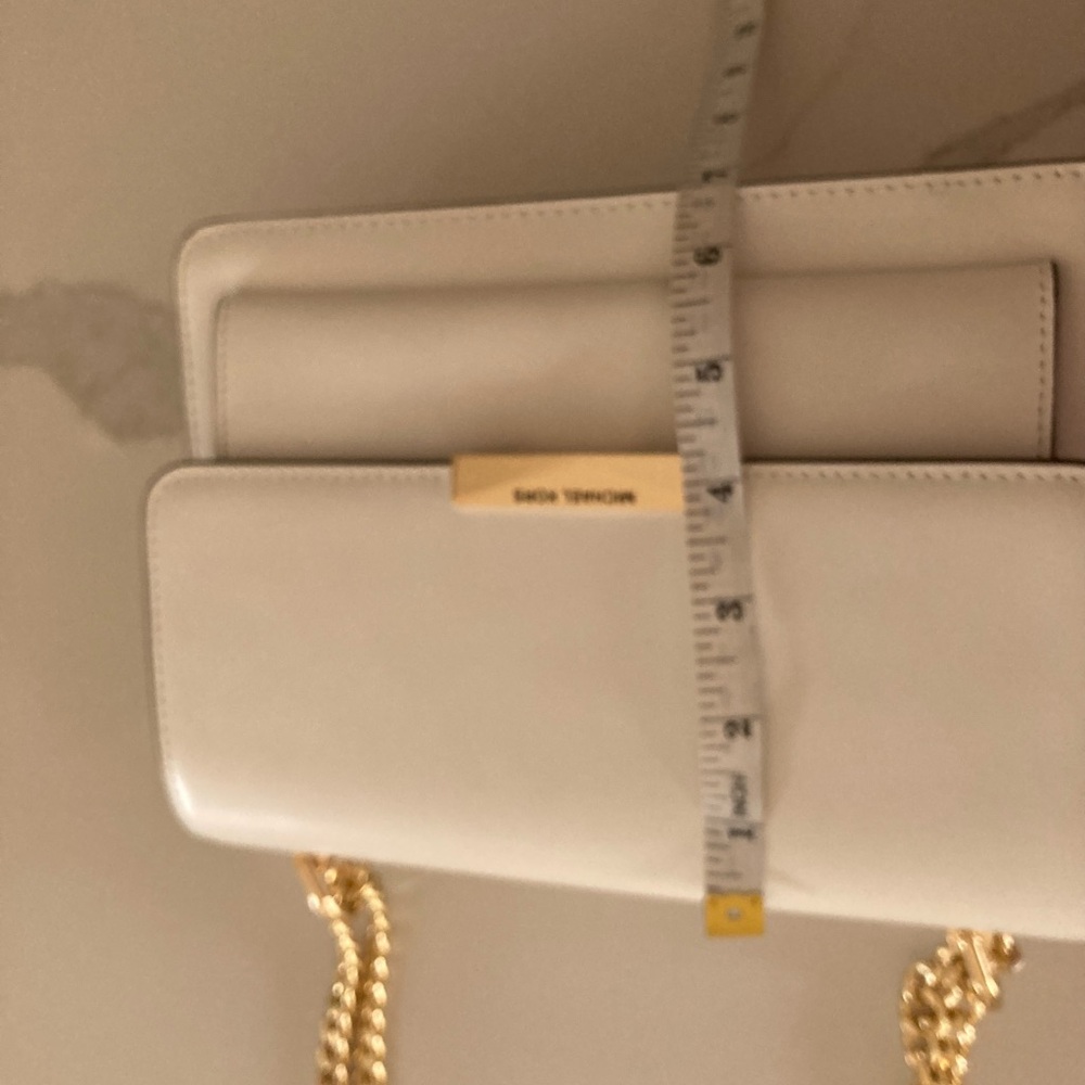 Michael Kors White Leather Shoulder Bag with Gold Chain Strap - Picture 5 of 8